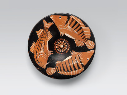 Piatto-da-pesce-Ceramica-apula-a-figure-rosse-330-310-a-dot-C-da-Ruvo-Collezione-Intesa-Sanpaolo